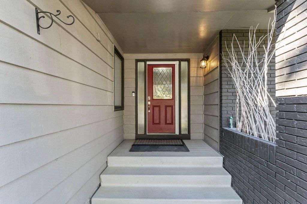 47 Woodmont Way SW, Calgary — photo 3 of 45