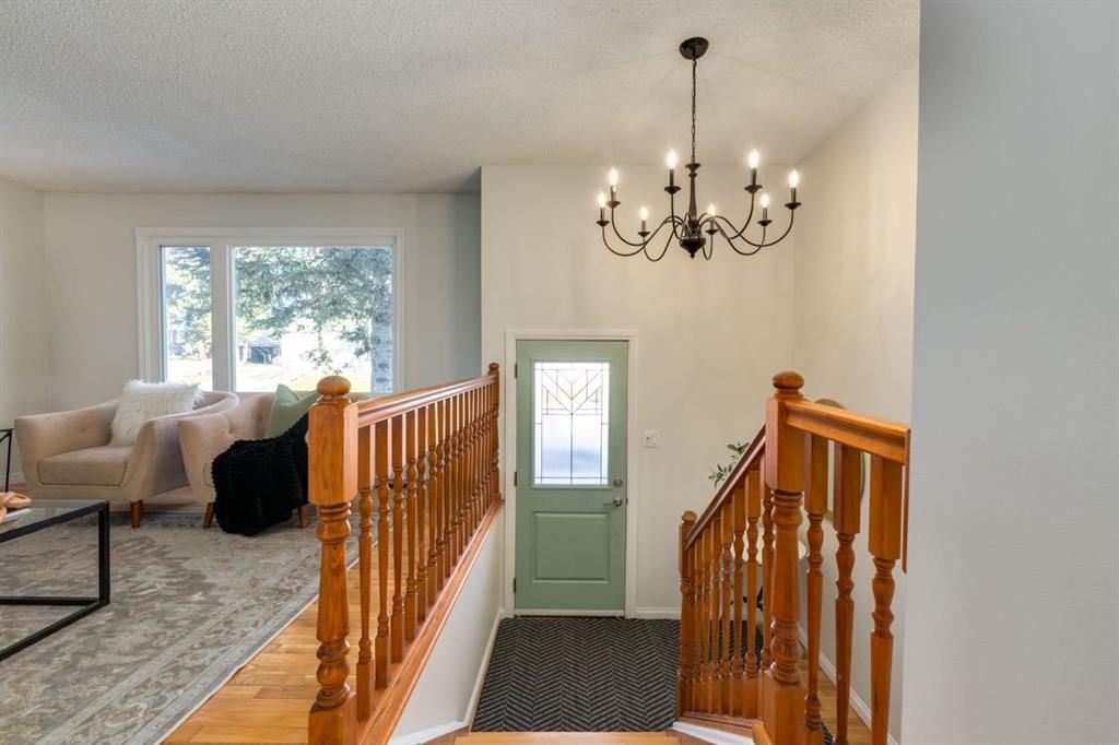 743 Sabrina Road SW, Calgary — photo 3 of 34