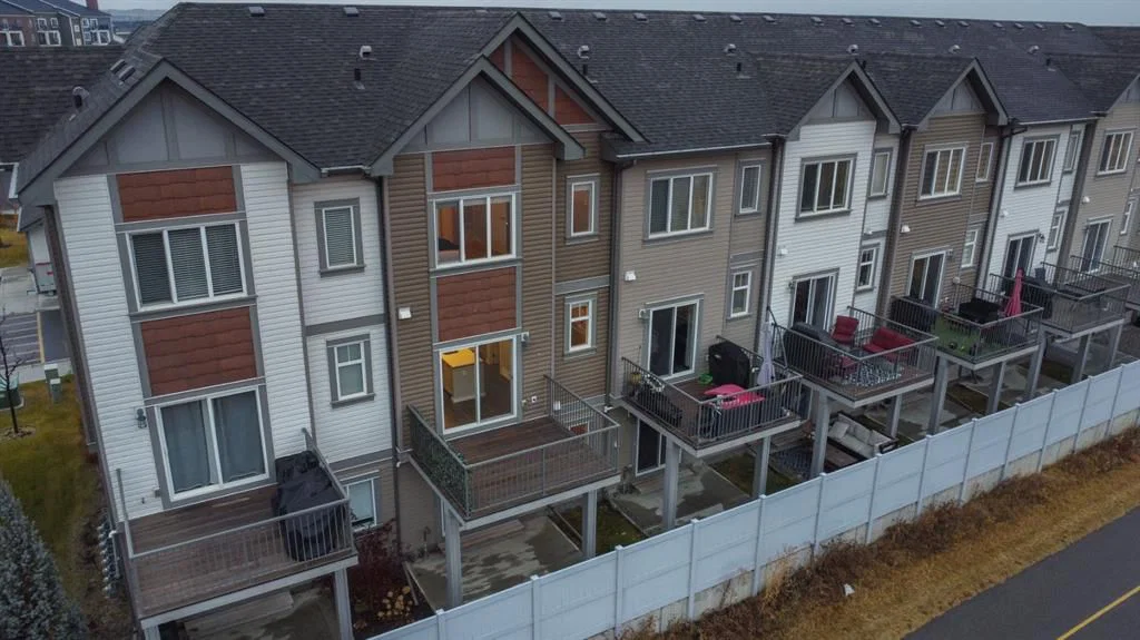 116 Copperstone Villas SE, Calgary — photo 3 of 37
