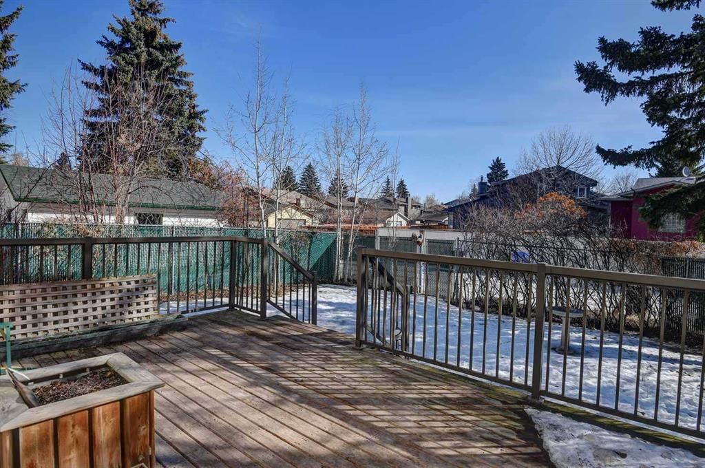 80 Woodglen Road SW, Calgary — photo 5 of 35