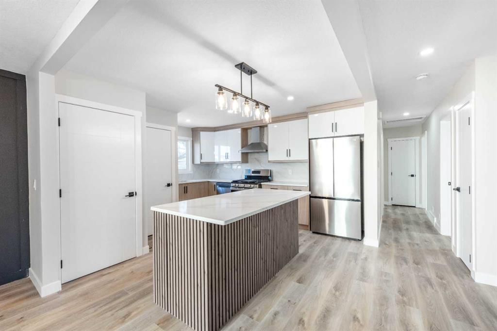 1736 41 Street NE, Calgary — photo 4 of 36