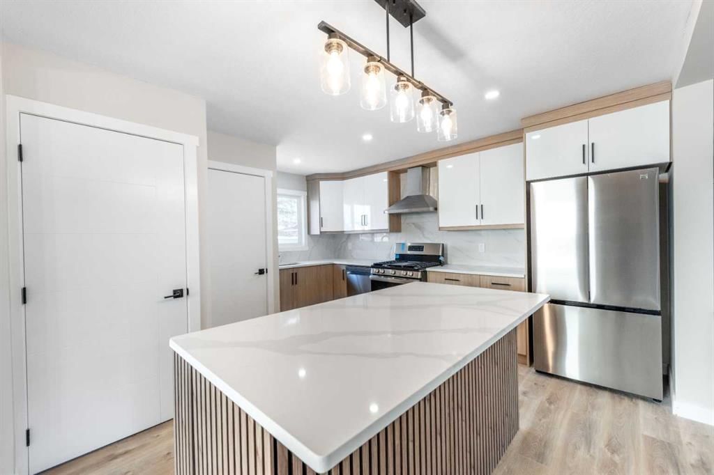 1736 41 Street NE, Calgary — photo 5 of 36