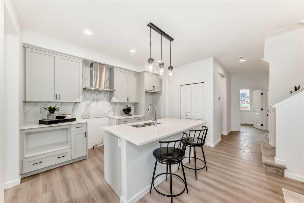 12 Starling Place NW, Calgary — photo 2 of 42