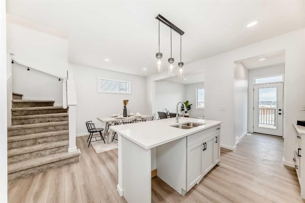 12 Starling Place NW, Calgary — photo 3 of 42