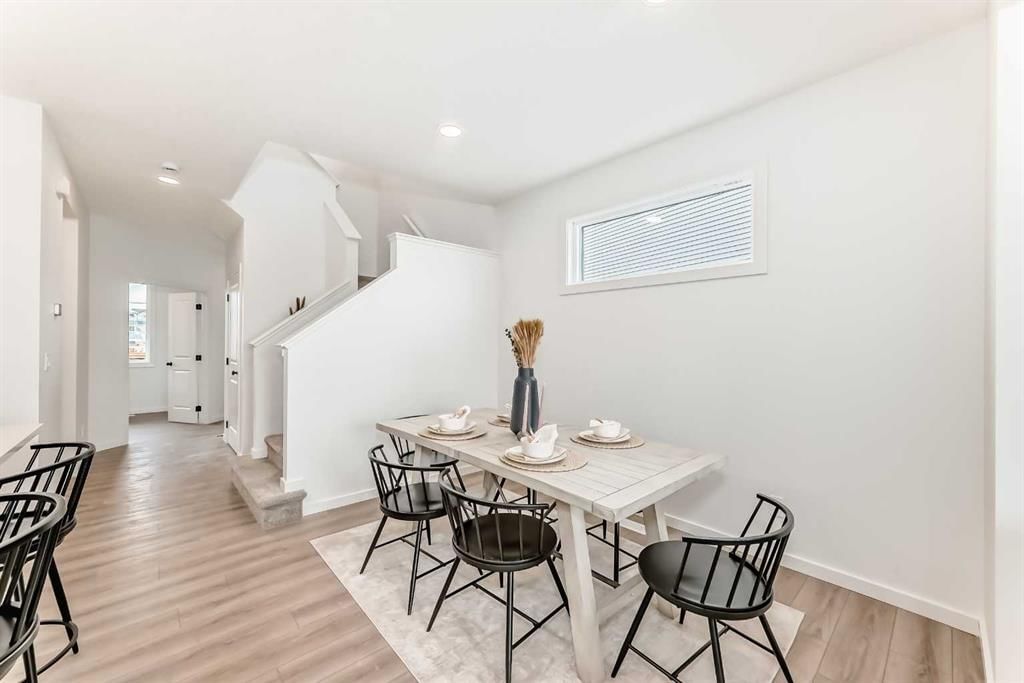 12 Starling Place NW, Calgary — photo 4 of 42