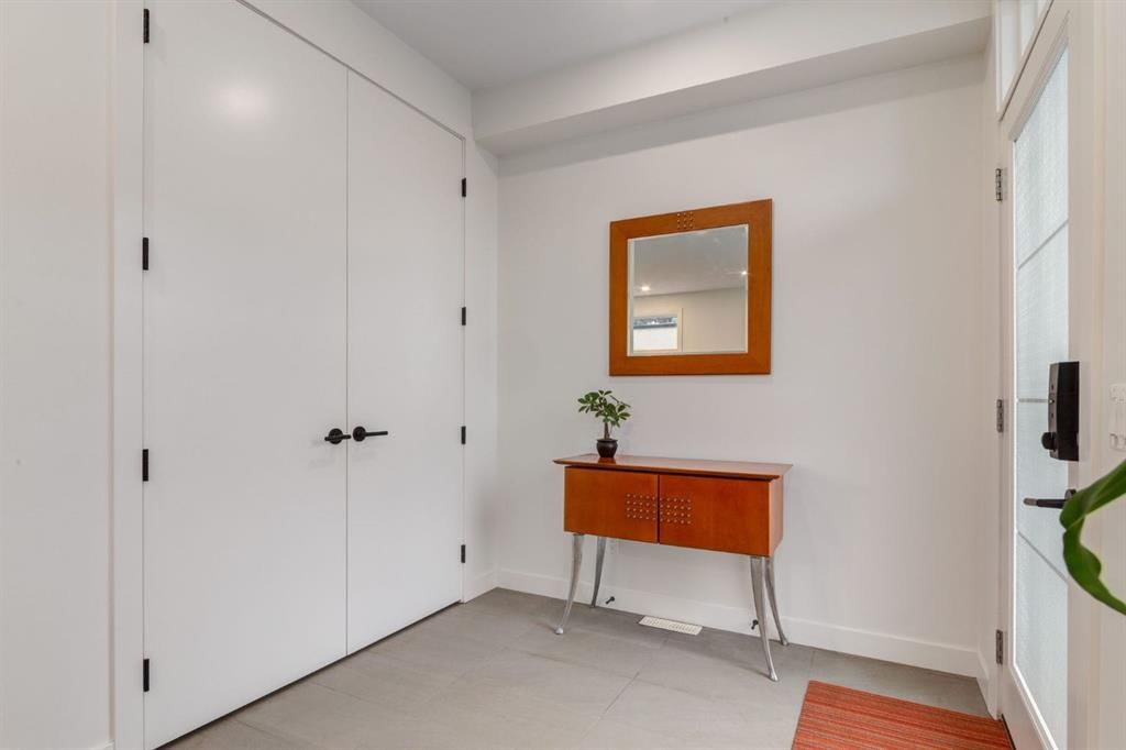 5016 17 Street SW, Calgary — photo 3 of 50