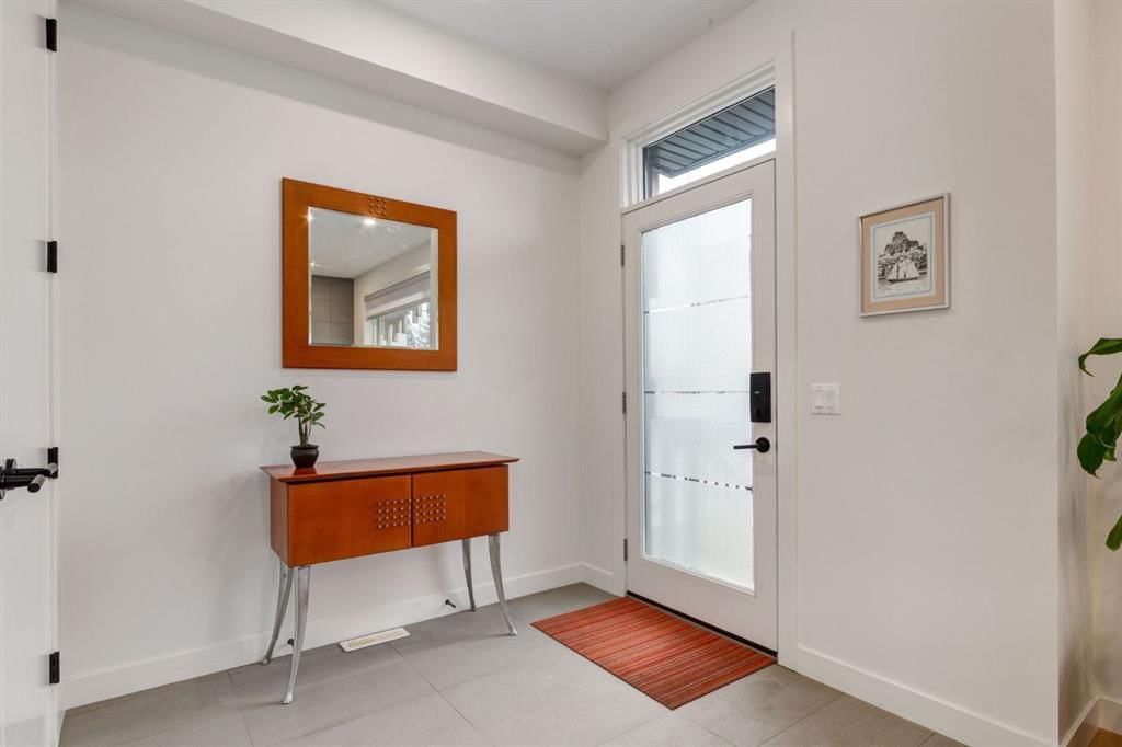 5016 17 Street SW, Calgary — photo 4 of 50