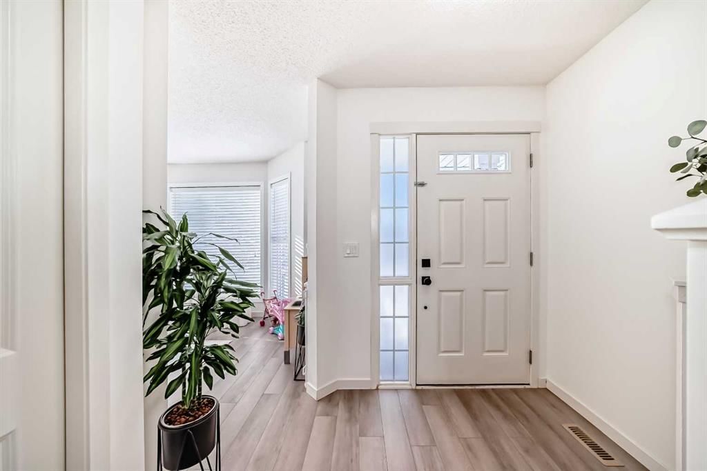 14 Autumn Crescent SE, Calgary — photo 3 of 50