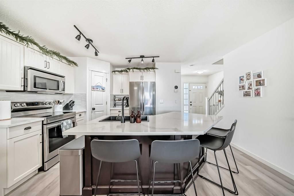 14 Autumn Crescent SE, Calgary — photo 4 of 50