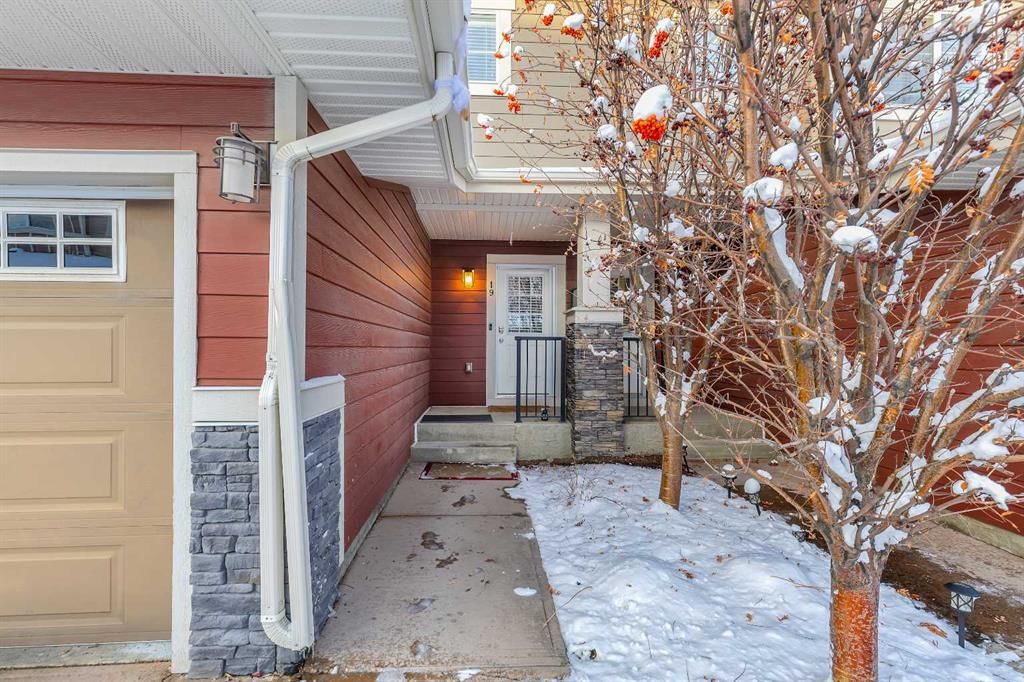 19 West Coach Manor SW, Calgary — photo 2 of 50
