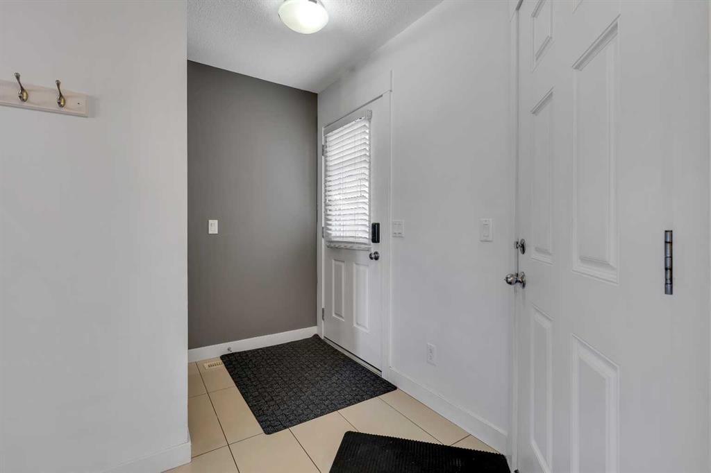 19 West Coach Manor SW, Calgary — photo 3 of 50