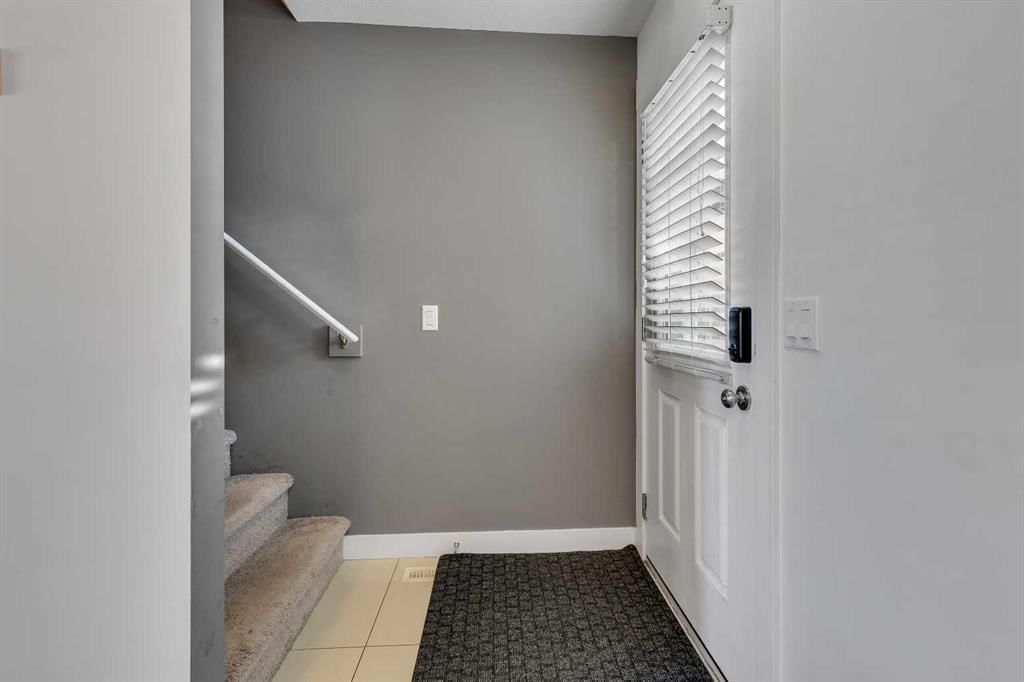 19 West Coach Manor SW, Calgary — photo 4 of 50