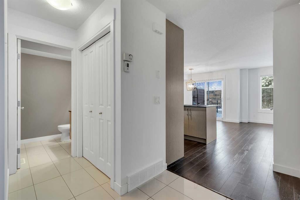 19 West Coach Manor SW, Calgary — photo 5 of 50