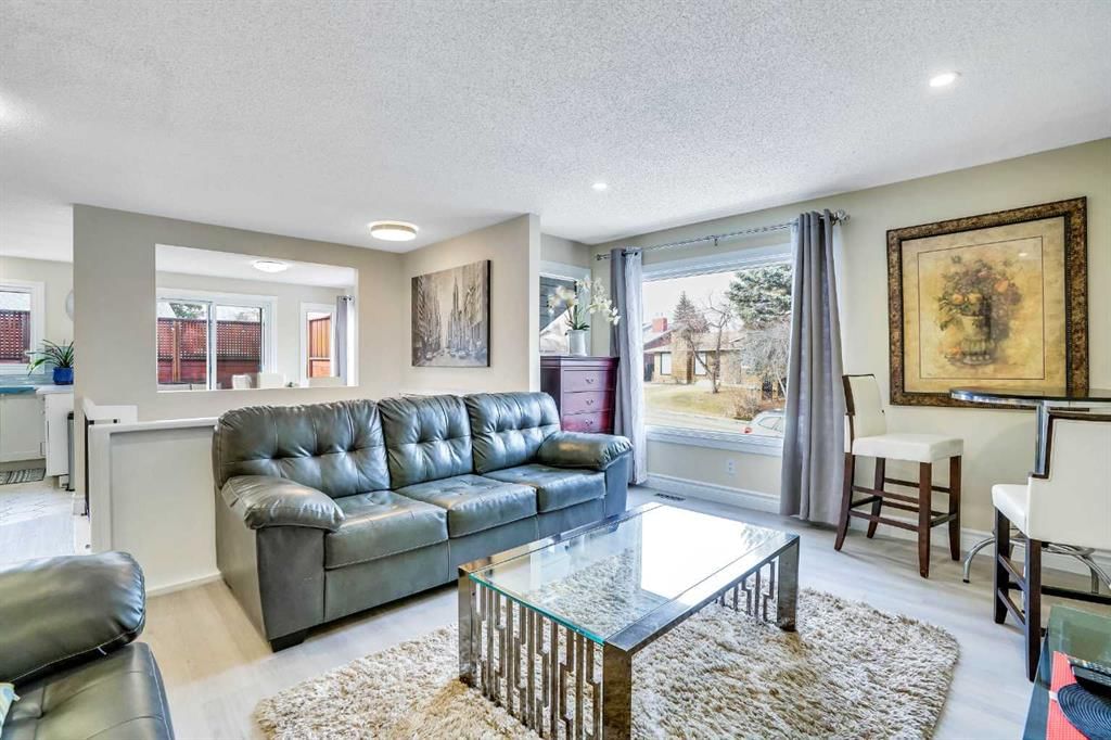 20 Bermuda Road NW, Calgary — photo 2 of 39