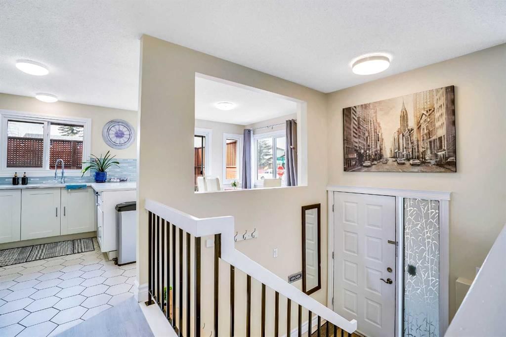 20 Bermuda Road NW, Calgary — photo 4 of 39