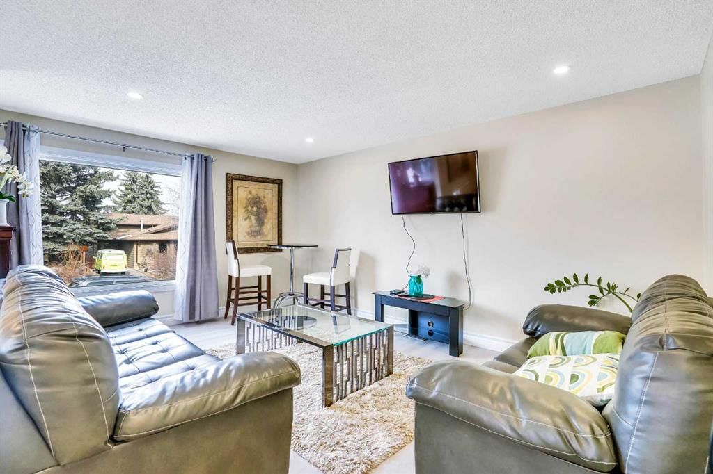 20 Bermuda Road NW, Calgary — photo 5 of 39