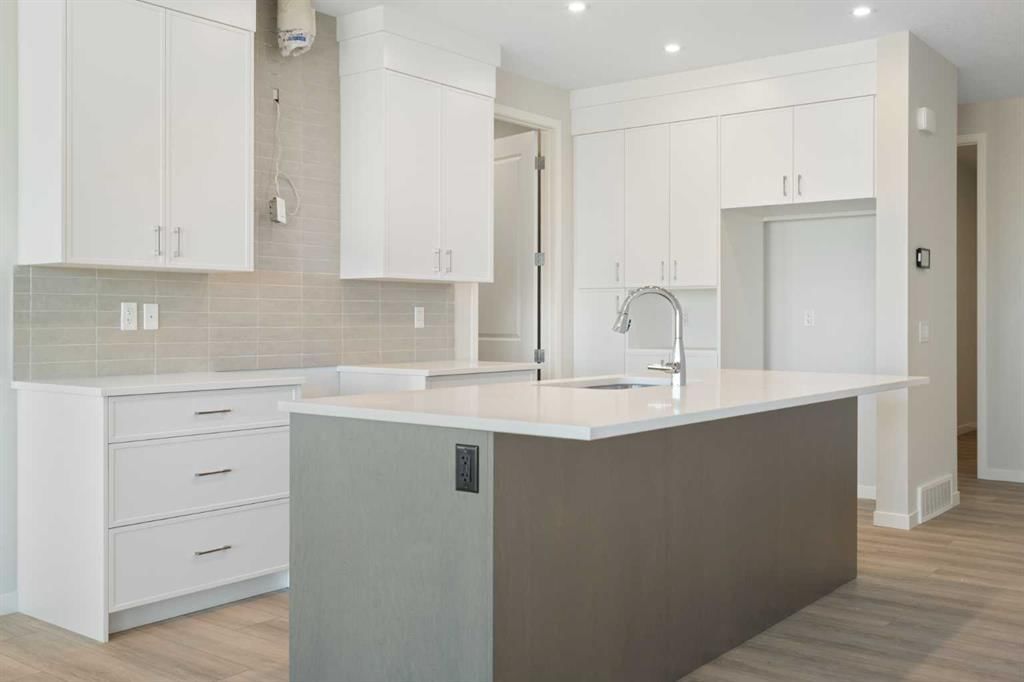 136 Lucas Gardens NW, Calgary — photo 4 of 43