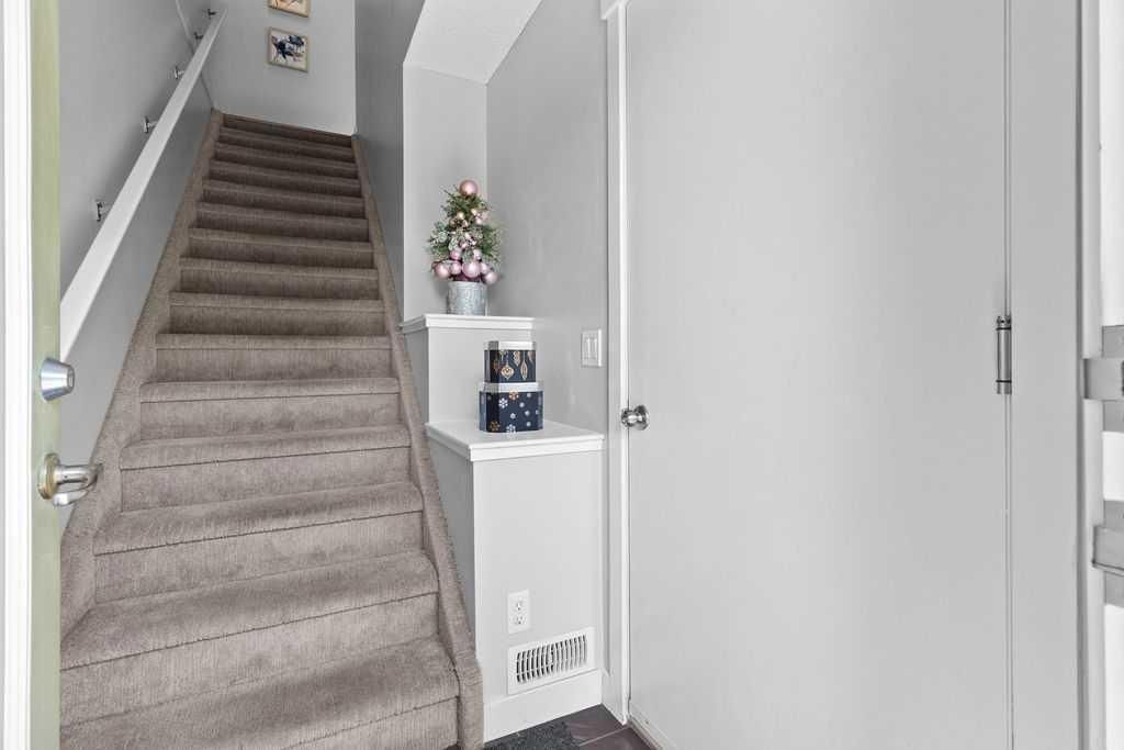 346 covecreek Circle NE, Calgary — photo 3 of 25
