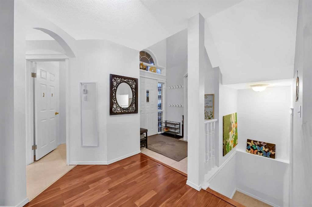 60 Tuscarora Way NW, Calgary — photo 3 of 35
