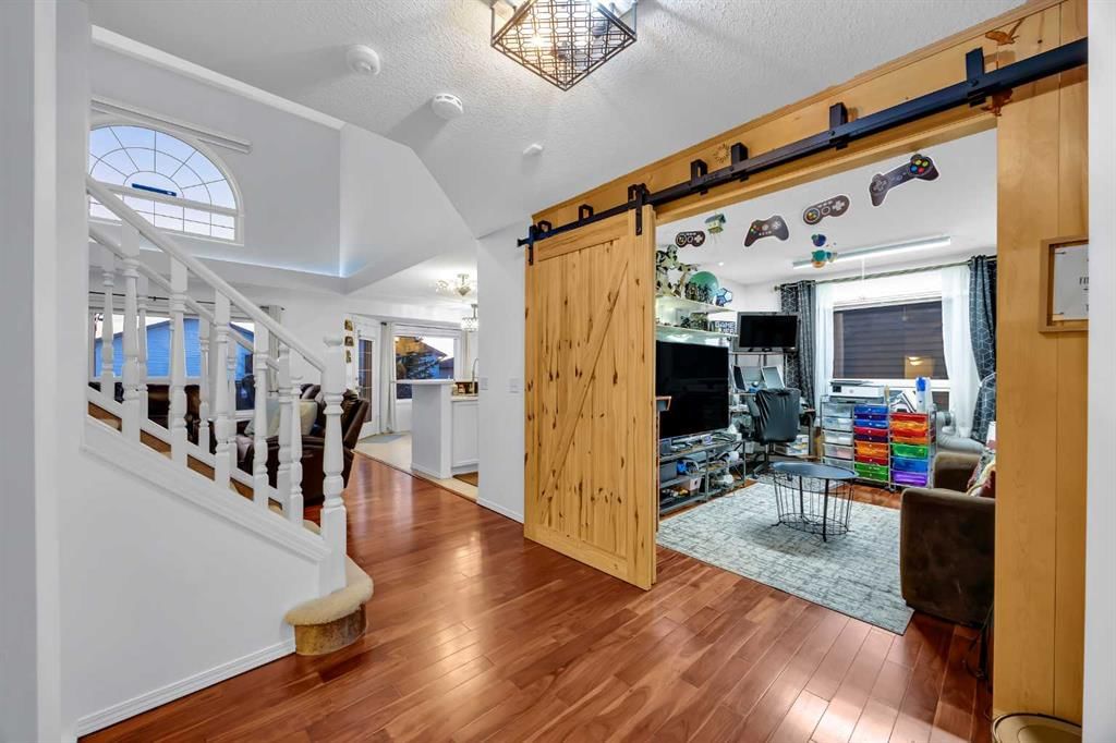 60 Tuscarora Way NW, Calgary — photo 4 of 35