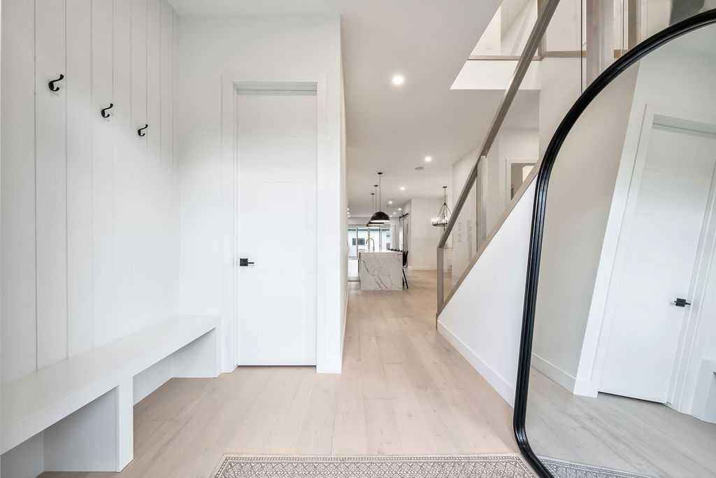 2024 50 Avenue SW, Calgary — photo 2 of 35