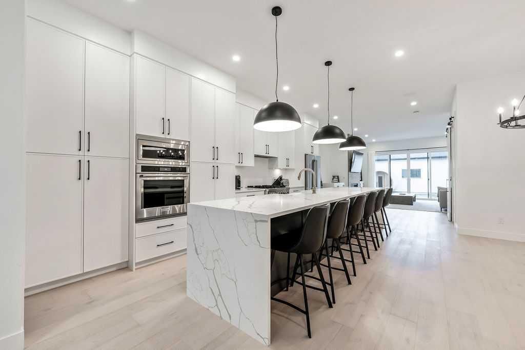 2024 50 Avenue SW, Calgary — photo 4 of 35