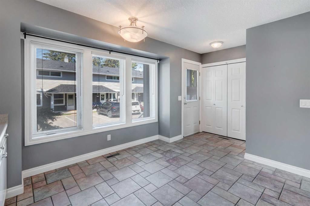 378 Regal Park NE, Calgary — photo 5 of 26