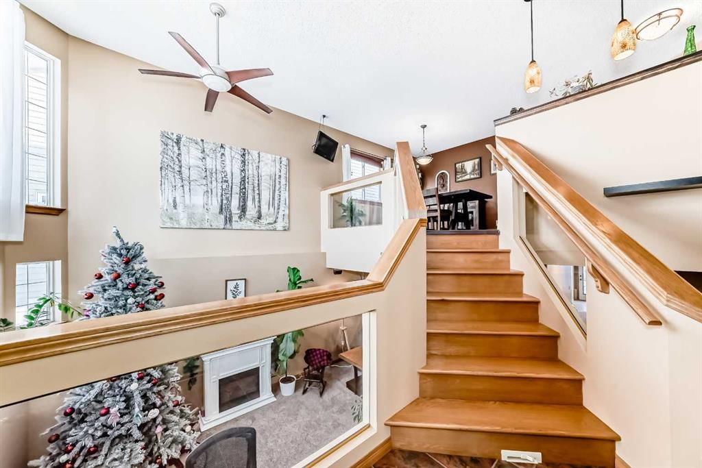 203 Hidden Spring Green NW, Calgary — photo 4 of 50