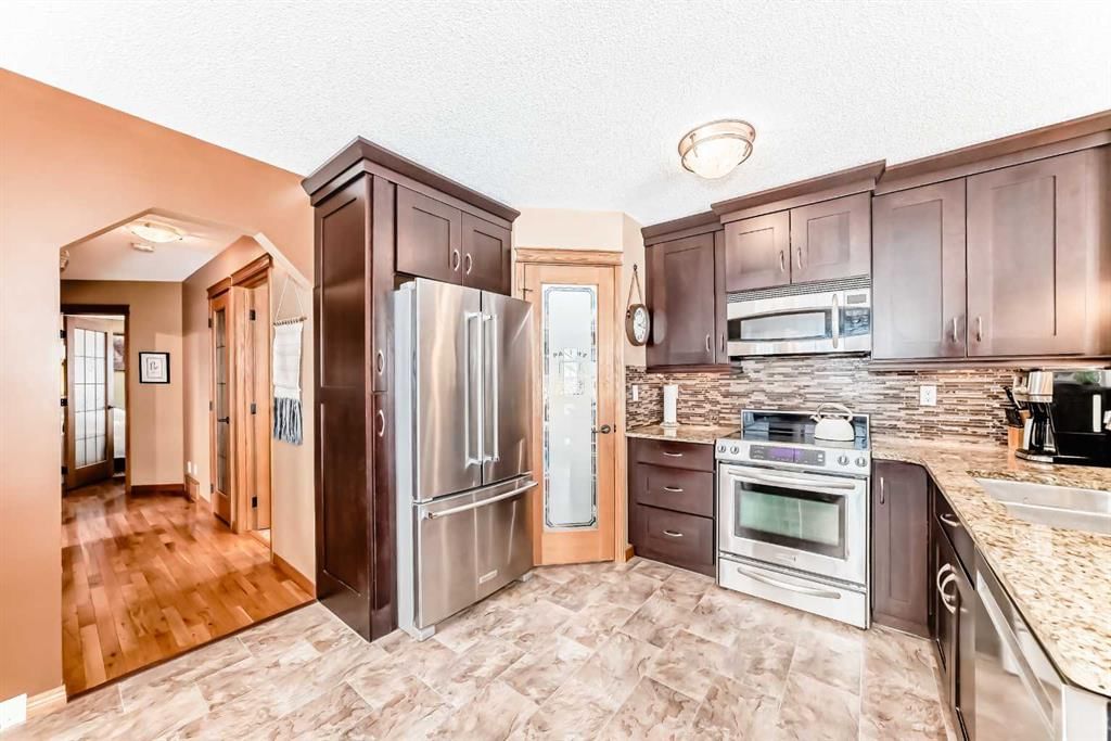 203 Hidden Spring Green NW, Calgary — photo 5 of 50
