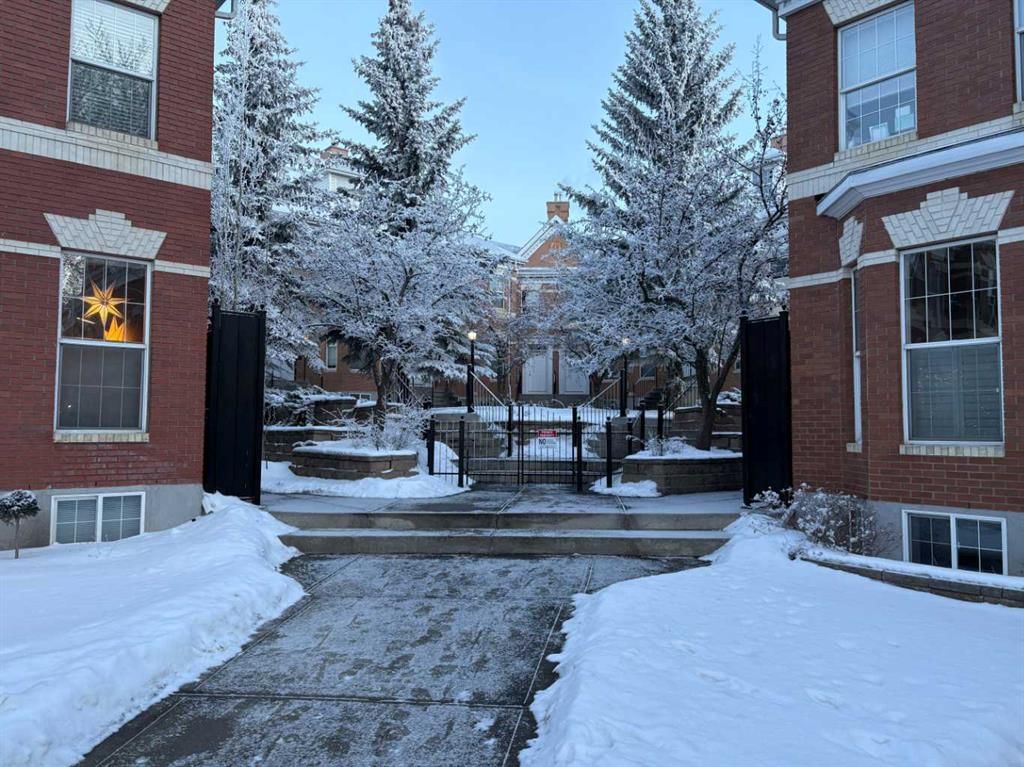 84 Inverness Square SE, Calgary — photo 2 of 27