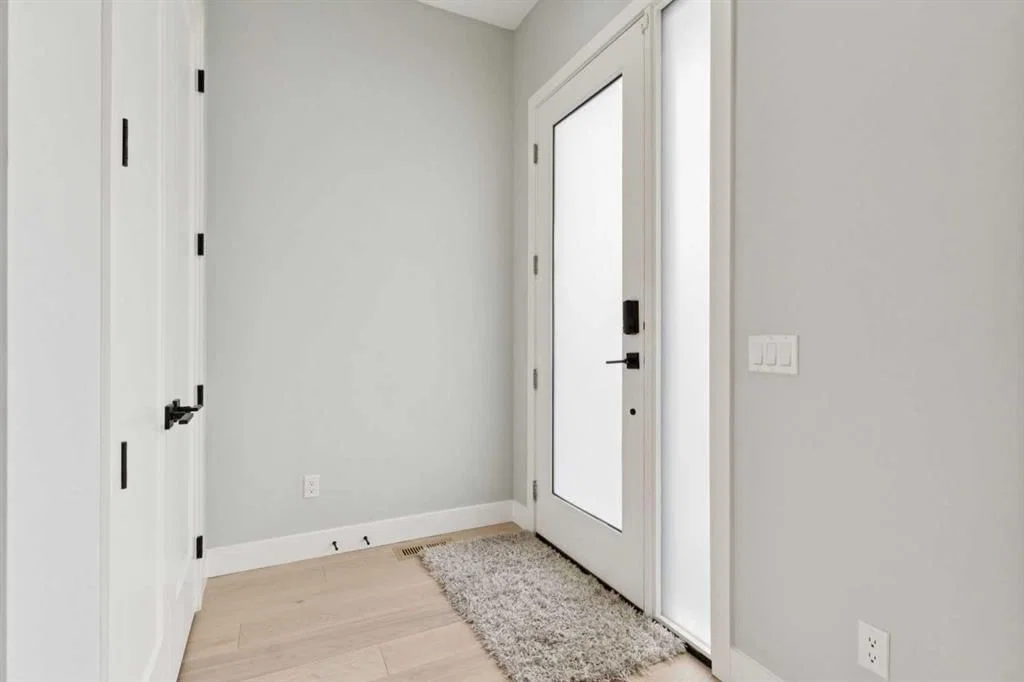 1607 18 Avenue NW, Calgary — photo 3 of 40