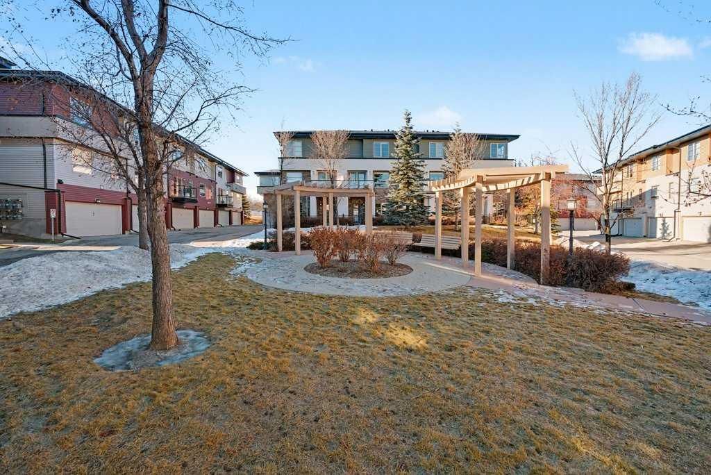 14 Aspen Hills Terrace SW, Calgary — photo 3 of 33