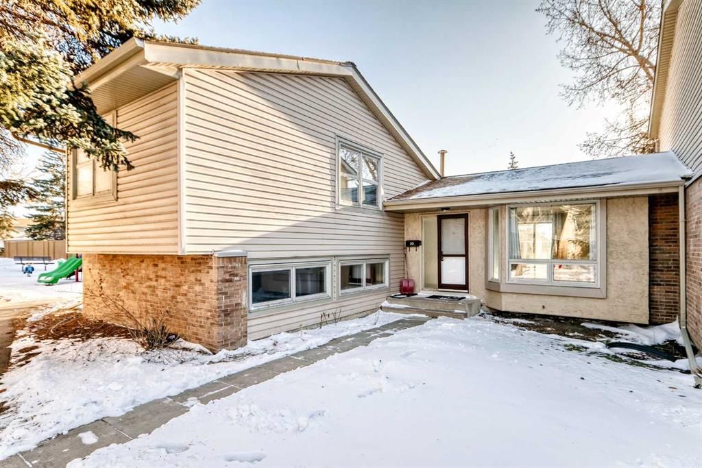 20, 123 Queensland Drive SE, Calgary — main listing photo