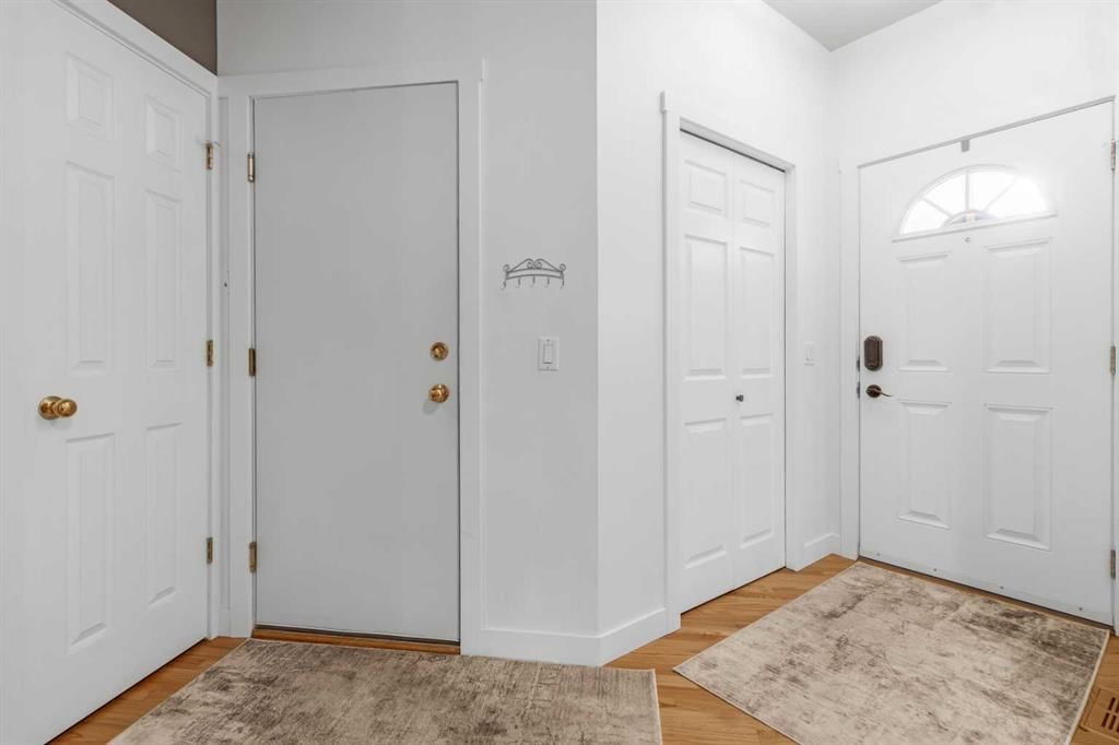 28 Prominence View SW, Calgary — photo 4 of 45