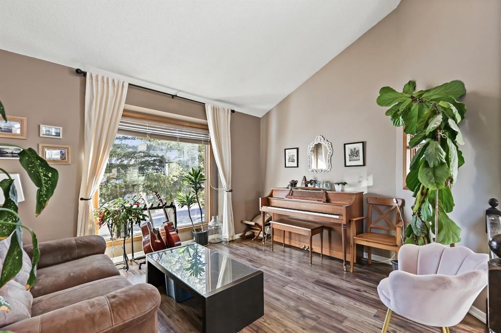123 Mckerrell Crescent SE, Calgary — photo 4 of 20