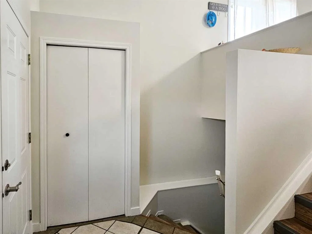 94 Hidden Spring Green NW, Calgary — photo 5 of 34