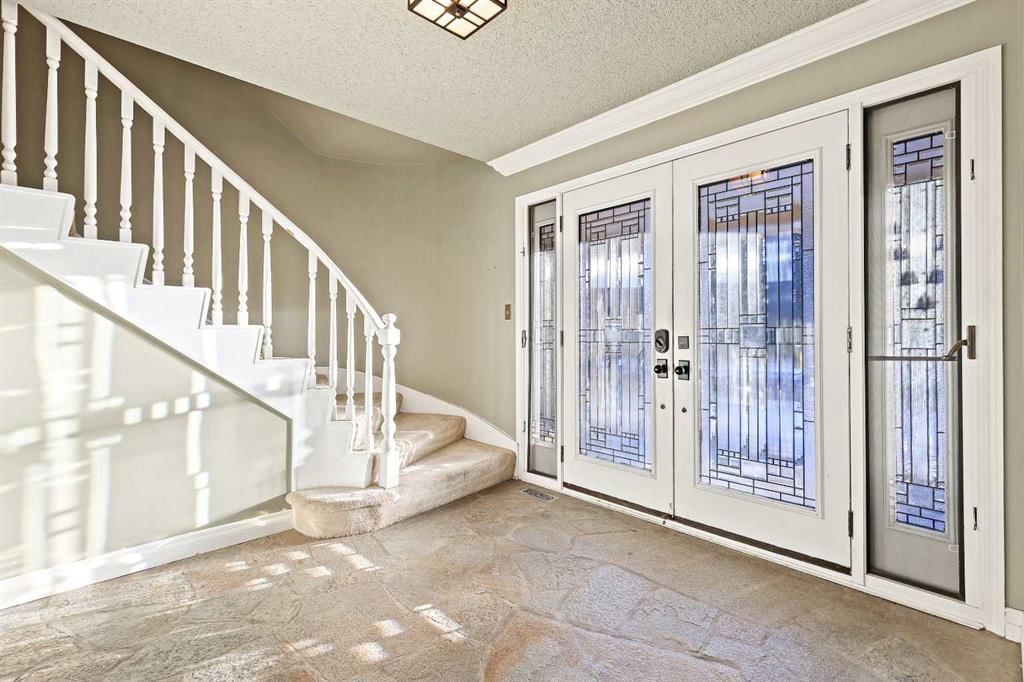 8907 Baylor Crescent SW, Calgary — photo 4 of 35