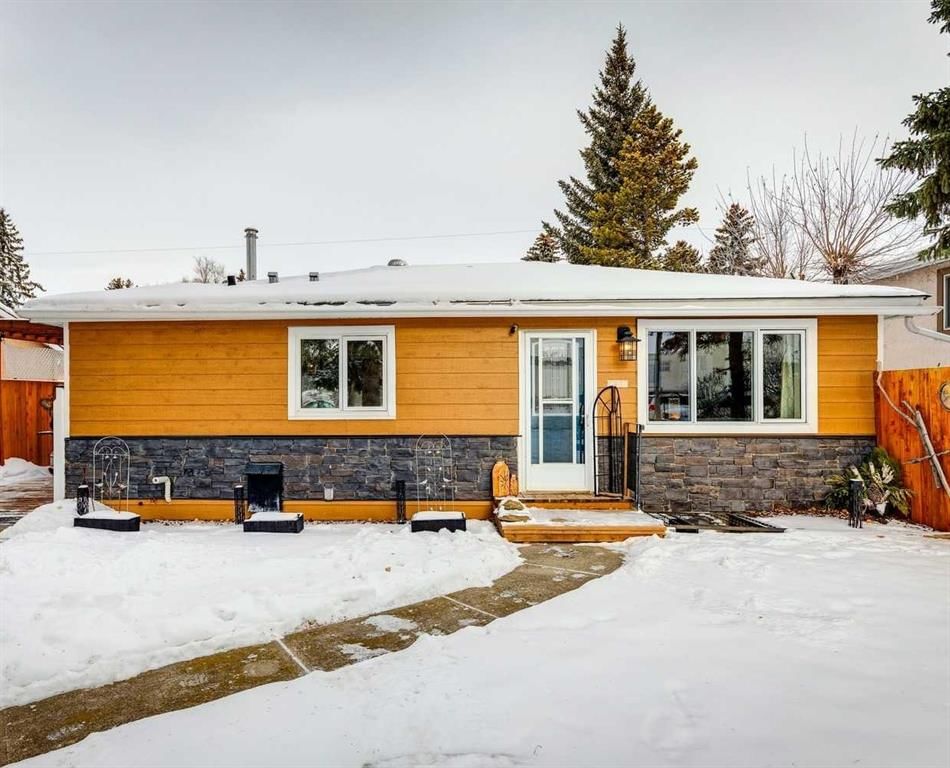 8620 46 Avenue NW, Calgary — main listing photo