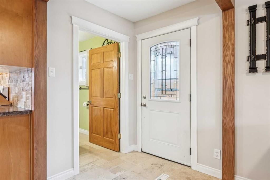 8620 46 Avenue NW, Calgary — photo 2 of 40
