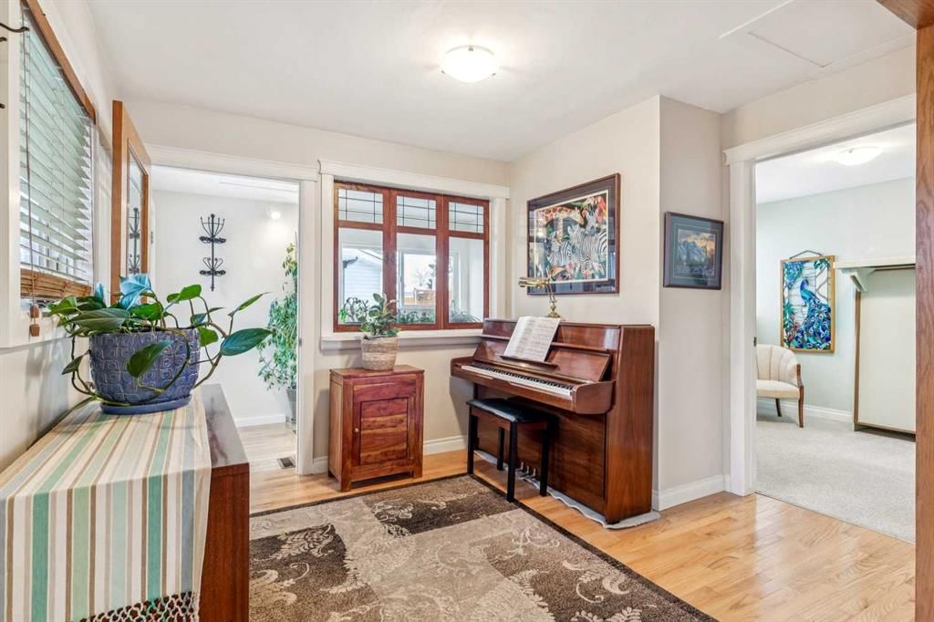 8620 46 Avenue NW, Calgary — photo 3 of 40