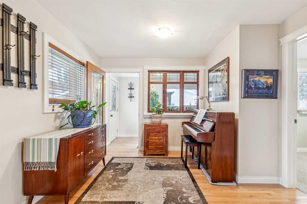 8620 46 Avenue NW, Calgary — photo 4 of 40