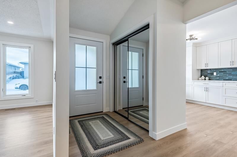 15 Woodford Crescent SW, Calgary — photo 3 of 38