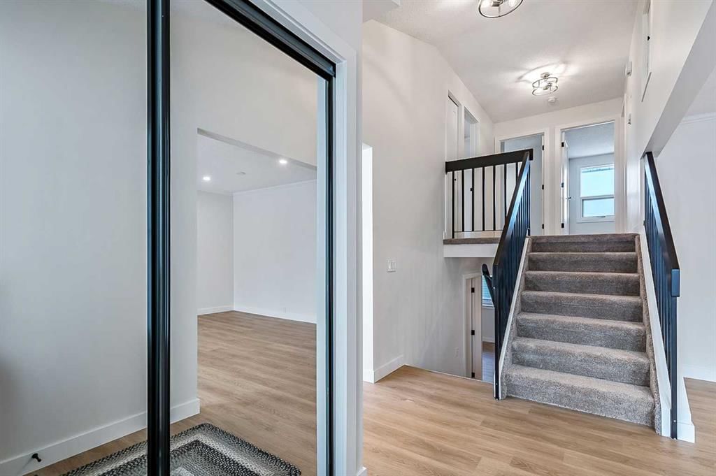 15 Woodford Crescent SW, Calgary — photo 4 of 38