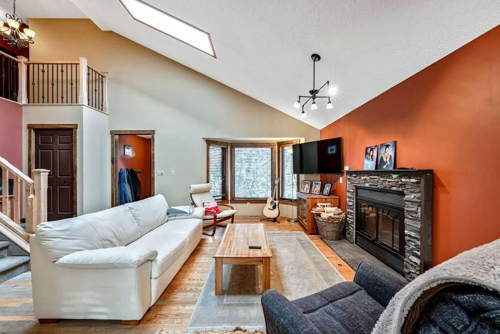 15 Strathlorne Bay SW, Calgary — photo 2 of 10