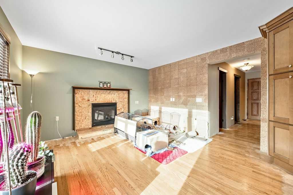 15 Strathlorne Bay SW, Calgary — photo 3 of 10