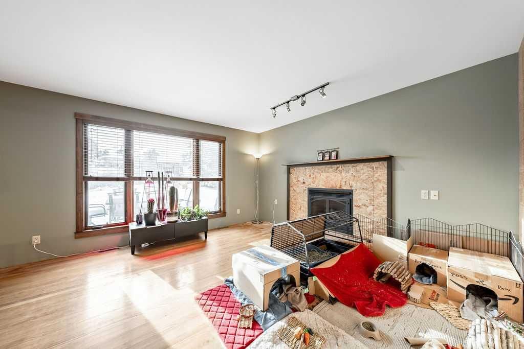 15 Strathlorne Bay SW, Calgary — photo 4 of 10