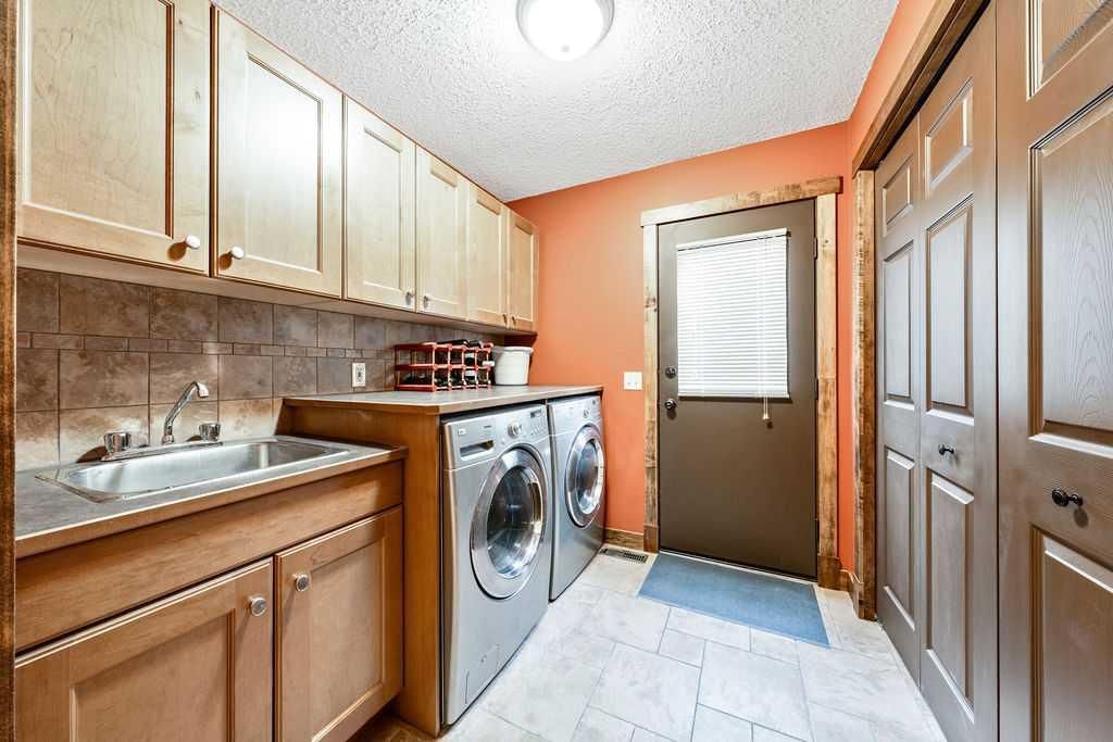 15 Strathlorne Bay SW, Calgary — photo 5 of 10