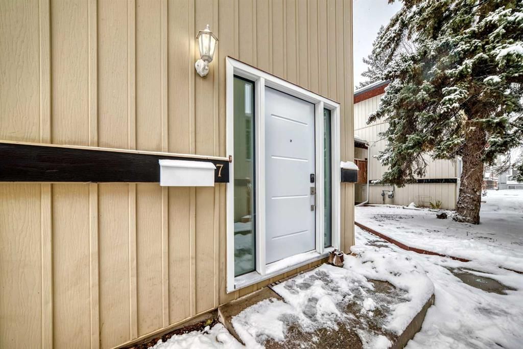 7, 2019 2 Avenue NW, Calgary — photo 3 of 32
