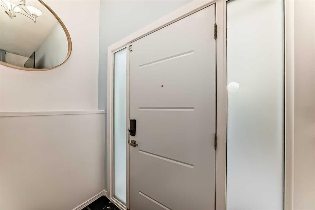 7, 2019 2 Avenue NW, Calgary — photo 4 of 32