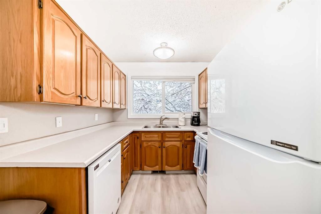 7, 2019 2 Avenue NW, Calgary — photo 5 of 32